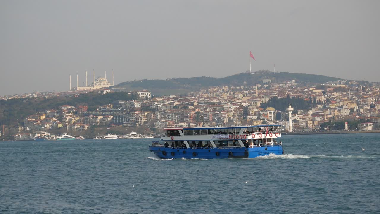 Traghetto a Istanbul con panorama della città