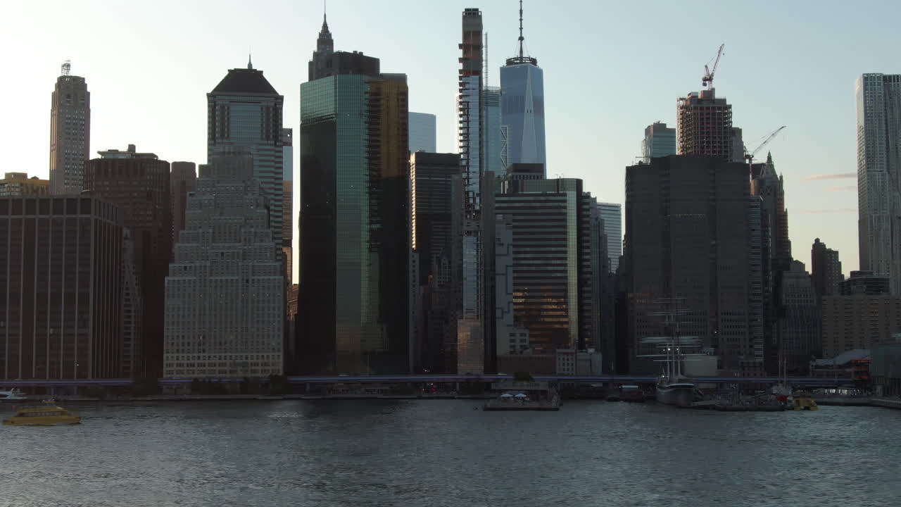 Ripresa aerea dinamica con teleobiettivo di Lower Manhattan, New York City, al tramonto in una limpida serata estiva