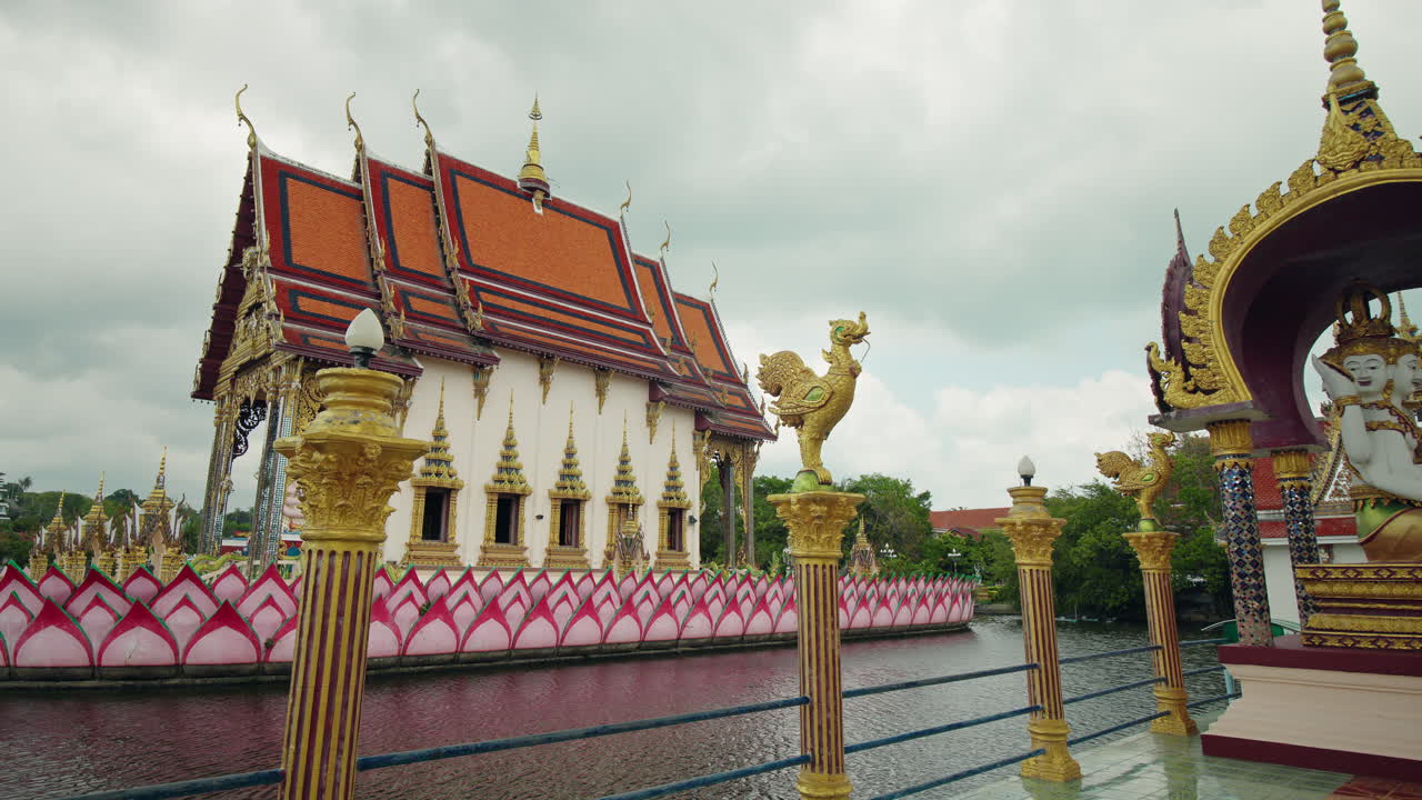 Tempio Wat Plai Laem sull'acqua con fiori di loto a Koh Samui, Thailandia