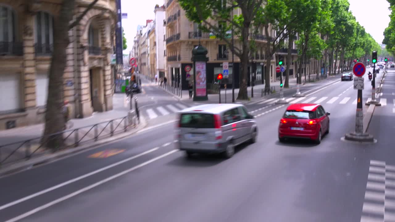 파리의 도로를 여행하는 자동차에 대한 높은 각도 보기