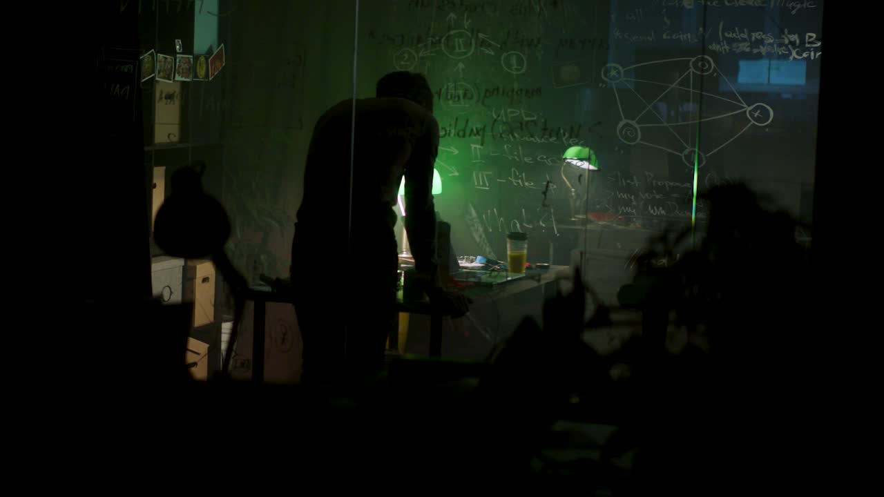 persona que trabaja hasta tarde en la noche en la oficina