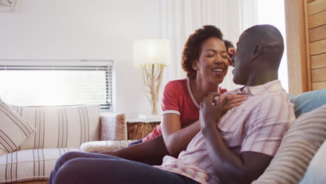 Vídeo-De-Una-Feliz-Pareja-Afroamericana-Sentada-En-El-Sofá-Y-Hablando