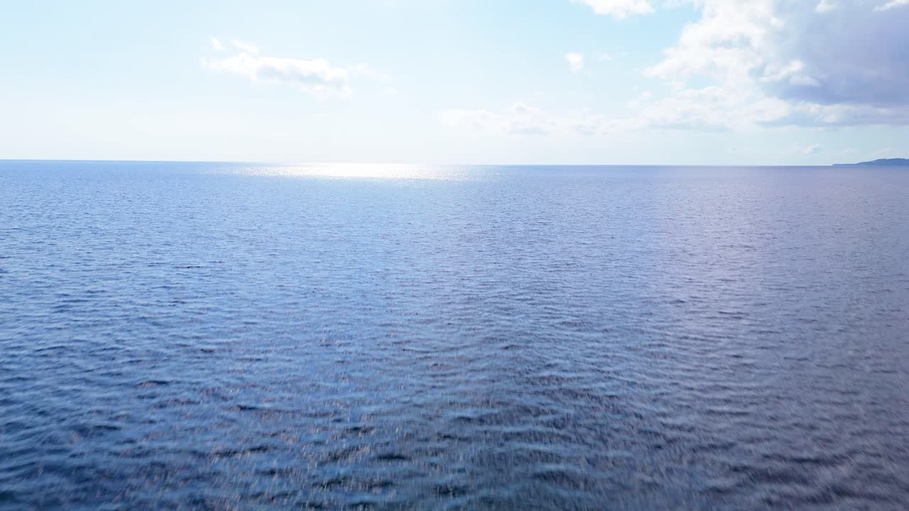 밝은 파란 하늘은 놀라운 물을 반영합니다. 드론이 앞으로 밀고 올라갈 때