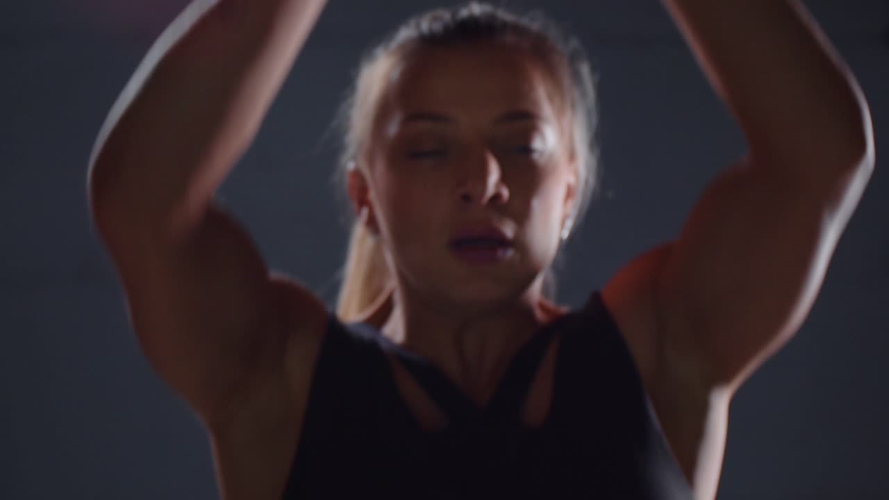 женщина выполняет фитнес-упражнения