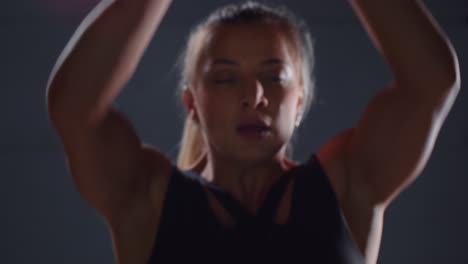 mujer realizando ejercicios de acondicionamiento físico