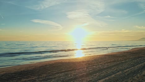 Drone-Volando-Hacia-La-Puesta-De-Sol-Desde-Un-Resort-De-Playa