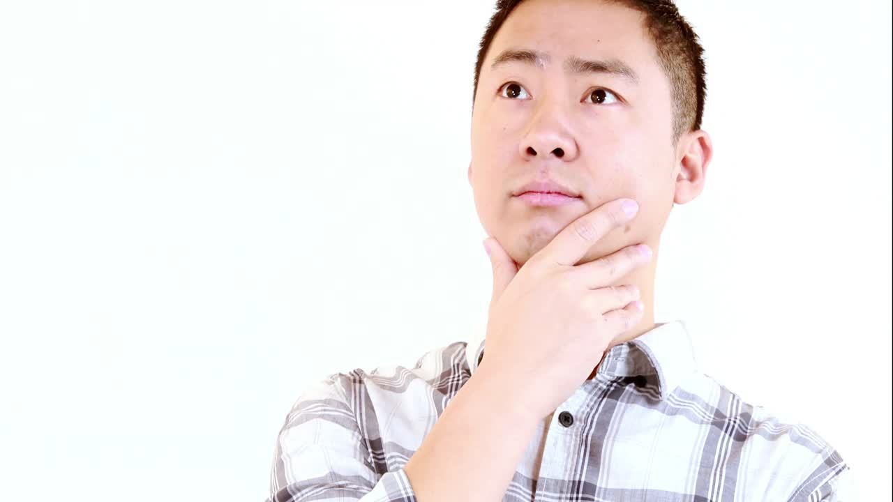 ⁇ 에 손을  ⁇ 고 서 있는 사려 깊은 남자