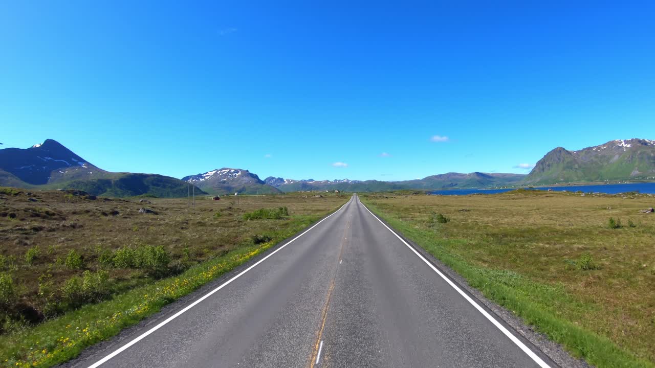 Bilkamera: Kørsel i bil på en vej i Norge