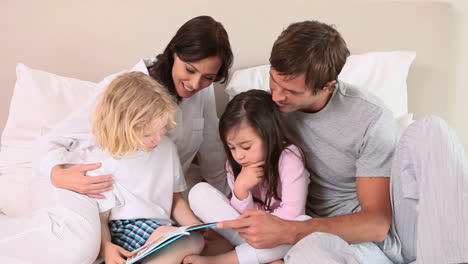 Familia-Leyendo-Un-Libro-Juntos