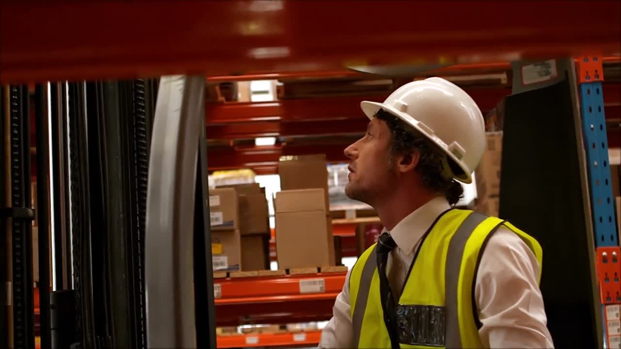 supervisor que utiliza una carretilla elevadora