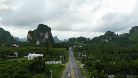vista aérea de la carretera escénica entre el bosque de palmeras y los acantilados de piedra caliza cerca de ao nang en la provincia de krabi, tailandia