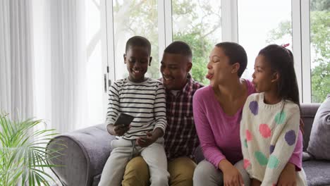 Familia-Disfrutando-Del-Tiempo-Libre-En-Casa