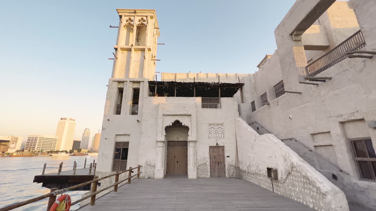 Vecchio edificio con una bellissima architettura nella vecchia Dubai al tramonto.