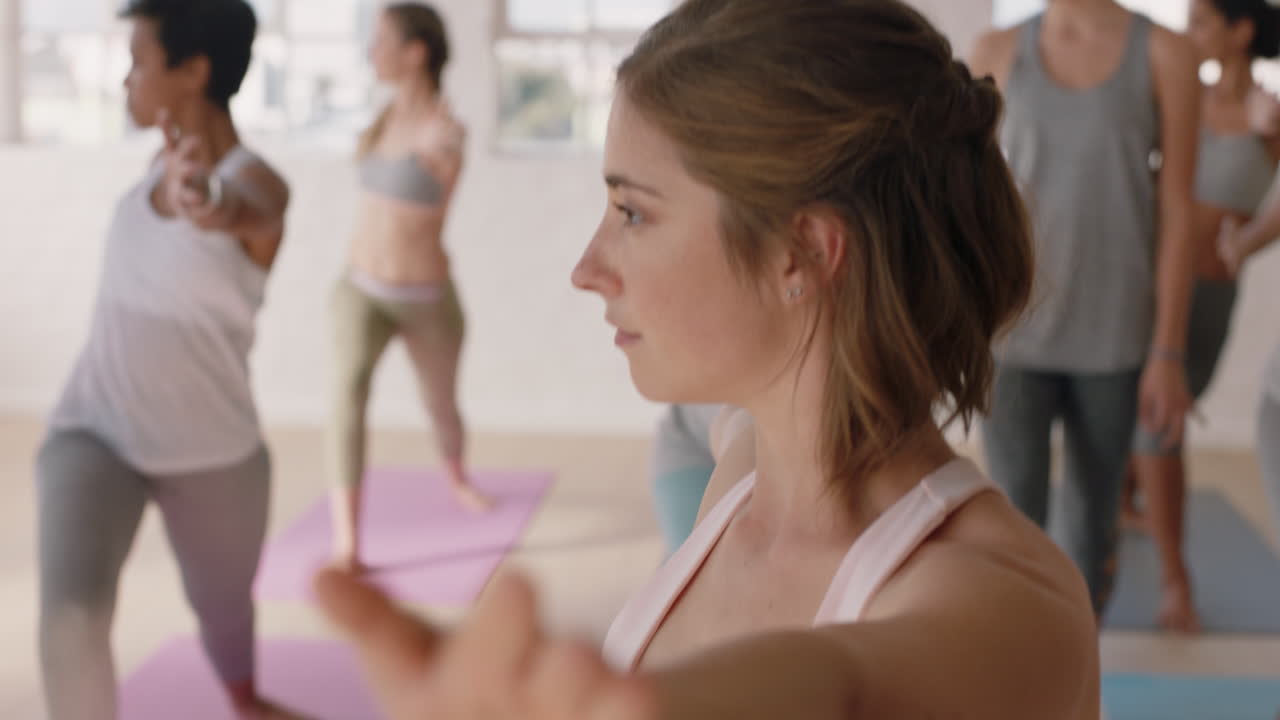요가 수업 아름다운 백인 여성 연습 전사 포즈 피트니스 강사가 운동 스튜디오에서 다민족 여성들의 건강한 자세를 가르치는 그룹