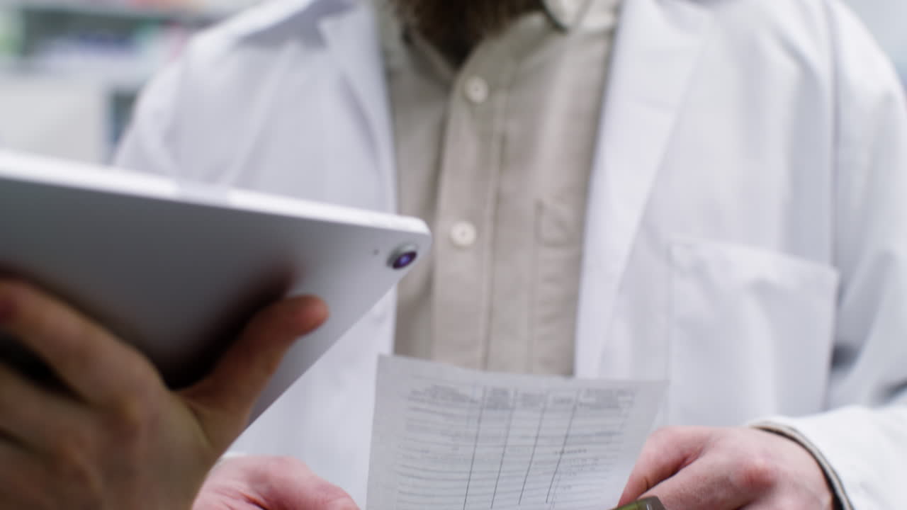 farmacéuticos que trabajan en interiores