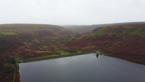 Reservoir-Wasserspeicher-Langsames-Schwenken-Luftaufnahme-Mit-Kleinen-Gebäuden-Und-Offenem-Ländlichen-Moorland-In-Wales-Großbritannien-4k