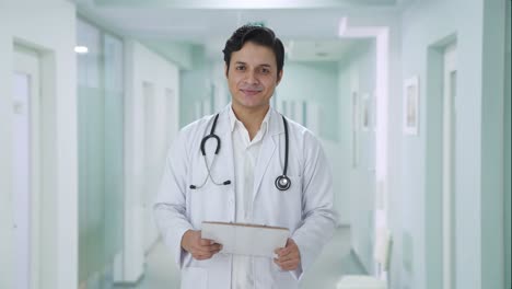 médico indio feliz escuchando al paciente