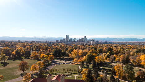 Timelapse-Aéreo-De-Colores-De-Otoño-En-El-Parque-De-La-Ciudad,-Denver,-Colorado