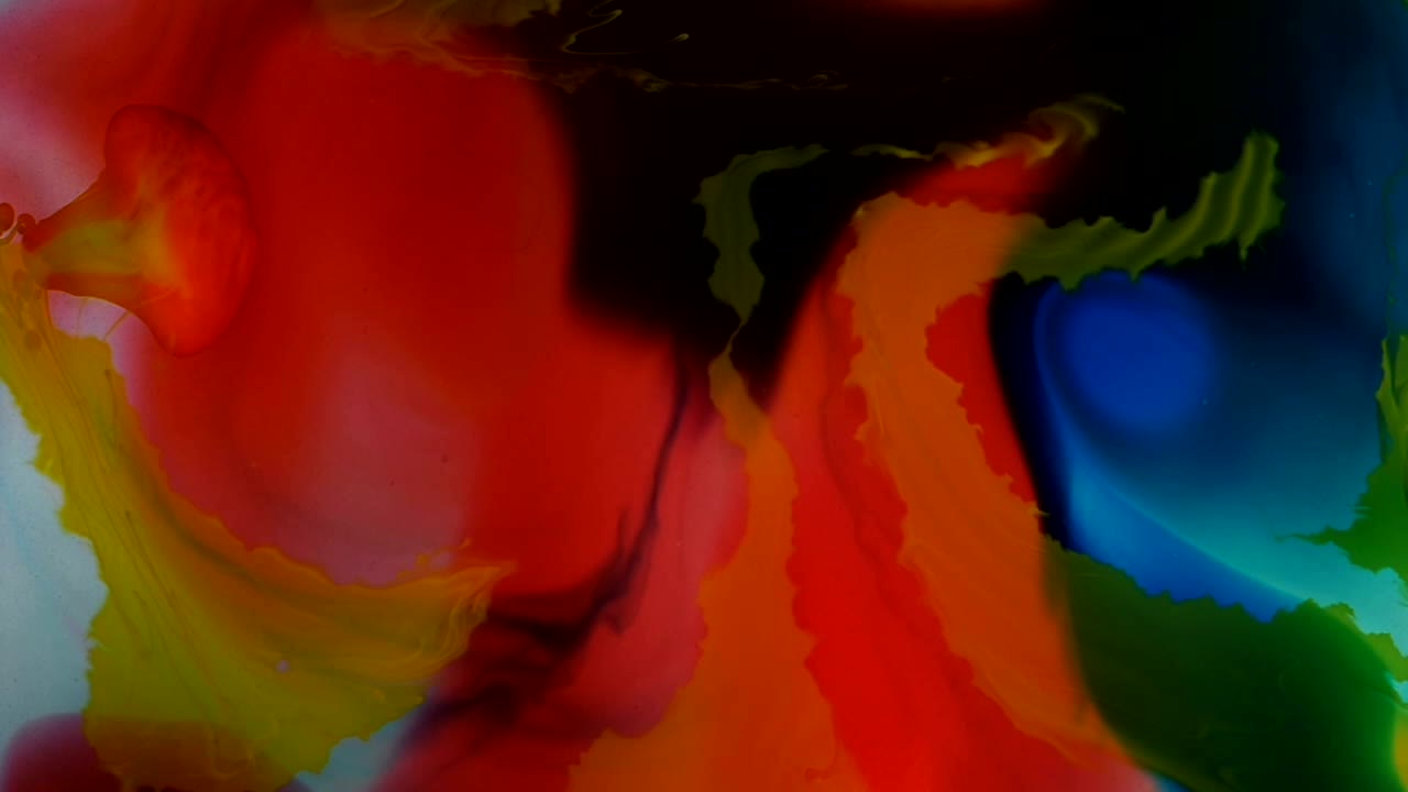 muchas cosas están pasando aquí, de una manera colorida. para obtener más información, busque "videoclip abstracto" usando las comillas.