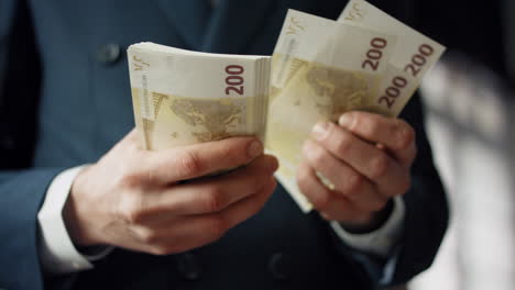 manos contando efectivo moneda europea en el interior de primer plano. hombre calculando billetes