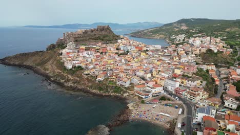 Castelsardo-Strand,-Burg-Und-Bunte,-Befestigte-Stadt-In-Sardinien,-Italien---4k-drohnenantenne