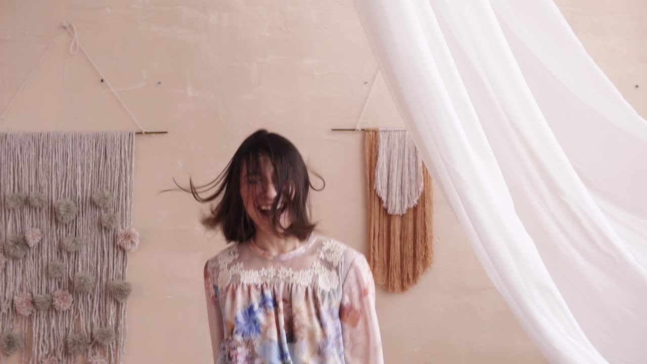 chica feliz graciosa saltando y divirtiéndose en la cama