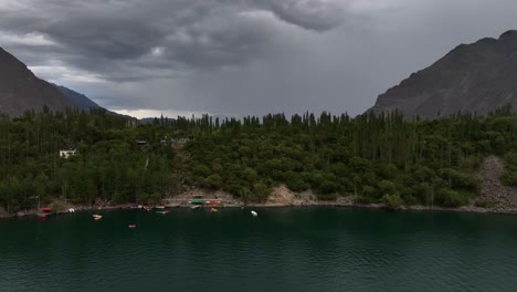 Imágenes-Aéreas-De-Un-Dron-Sobre-El-Lago-Con-Agua-Azul-Profundo-Con-Exuberantes-árboles-Verdes-En-La-Orilla-Del-Lago-Kachura-Superior-Skarduu