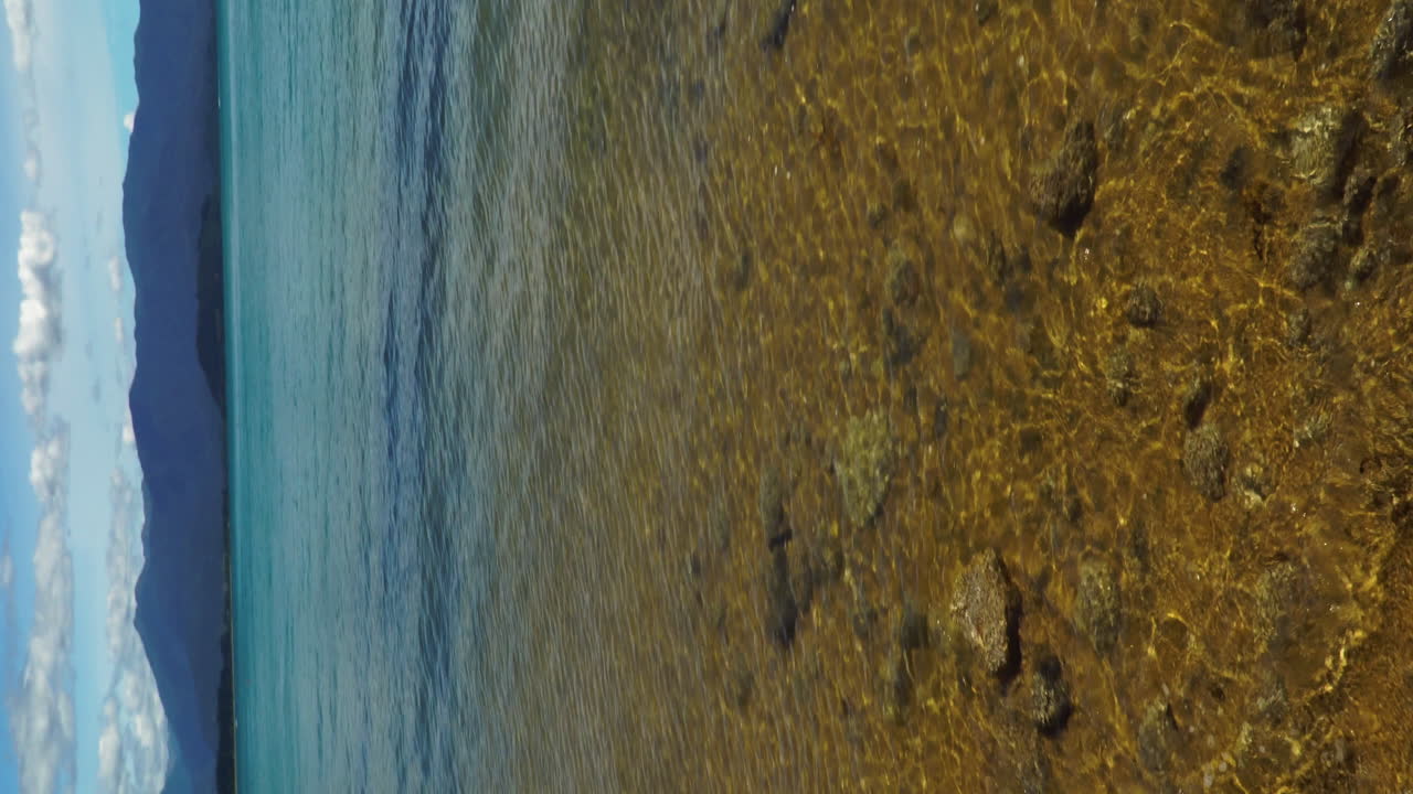 Tōtaranui Beach in Nuova Zelanda, ripresa verticale dal basso a livello dell'acqua.