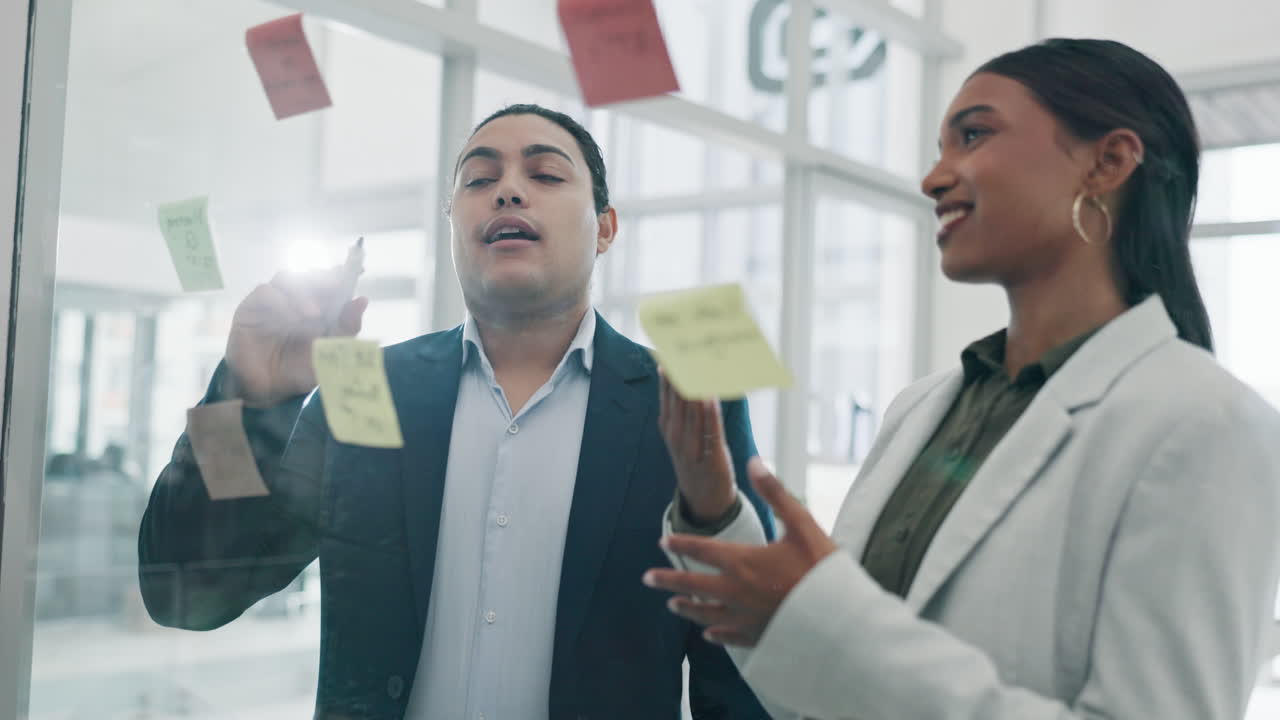 trabajo en equipo, pared de vidrio y gente de negocios planificando