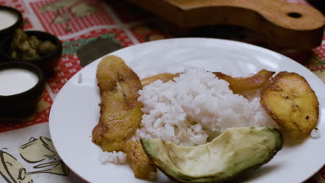 plat avec du riz, de l'avocat et de la banane