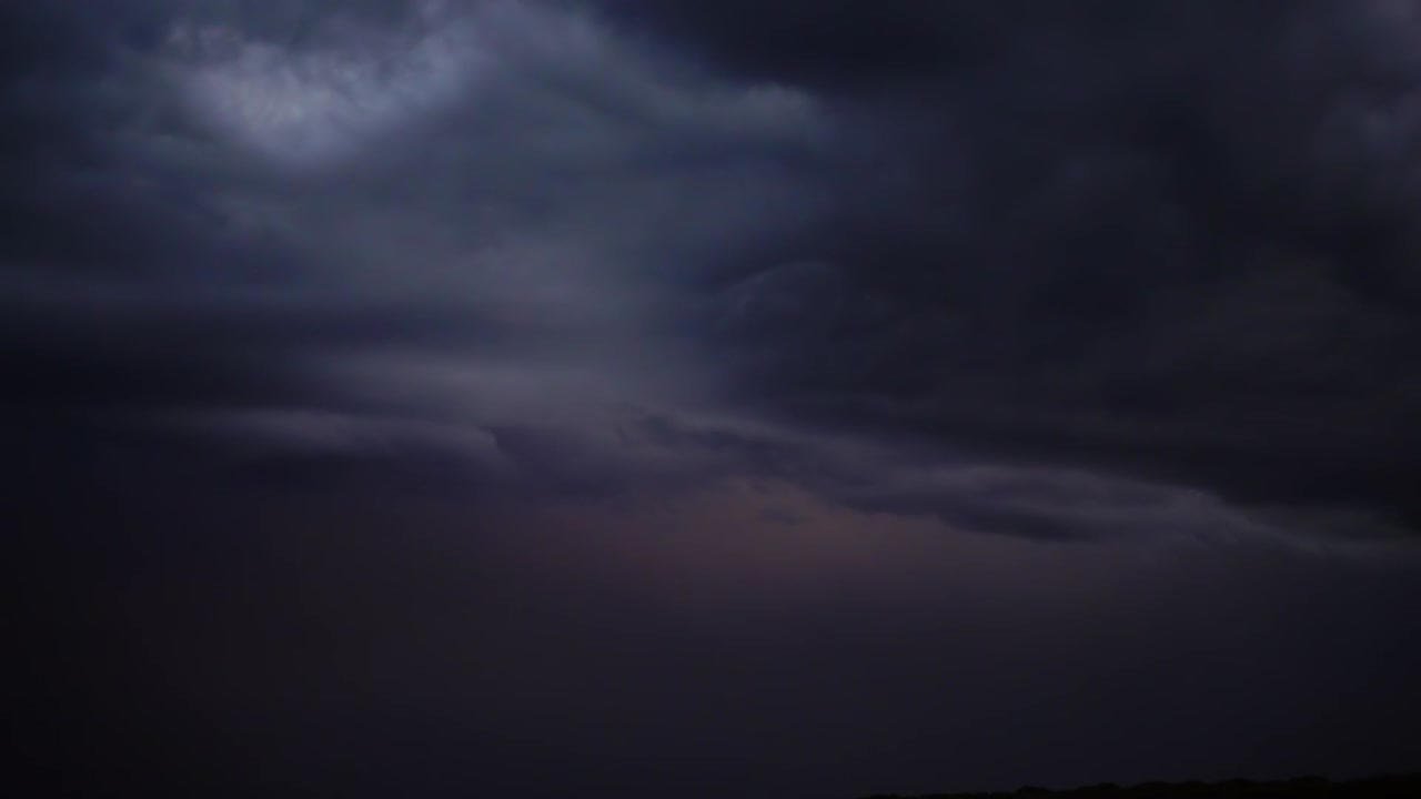 Nubes de tormenta y relámpagos en el cielo