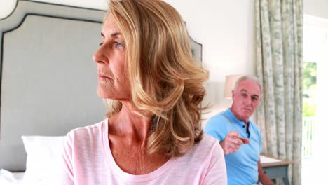 pareja de alto nivel teniendo una discusión en el dormitorio