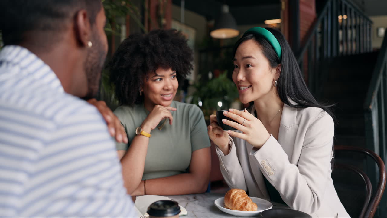 카페에서 친구들이 만나는 것