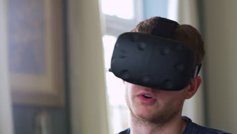 hombre en casa con auriculares de realidad virtual filmado en r3d
