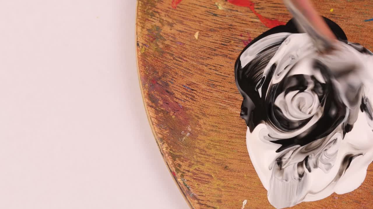 페인트 색상을 흑백으로 혼합하여 팔레트에 회색 회색 만들기