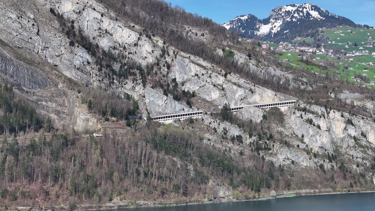 cámara con una vista sobre el lago walensee en suiza, rocas y montañas y el lago azul - amden, weesen, glarus