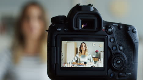 Primer-Plano-De-La-Pantalla-De-La-Cámara-Grabando-A-Una-Bonita-Bloguera-De-Belleza-Hablando-De-Cosméticos-Y-Maquillaje