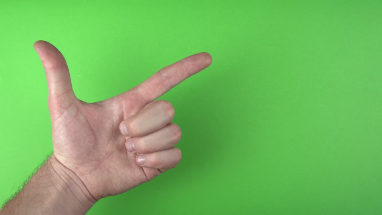 녹색 배경 위에 카피스페이스를 가리키는 남성 손의 영상입니다.