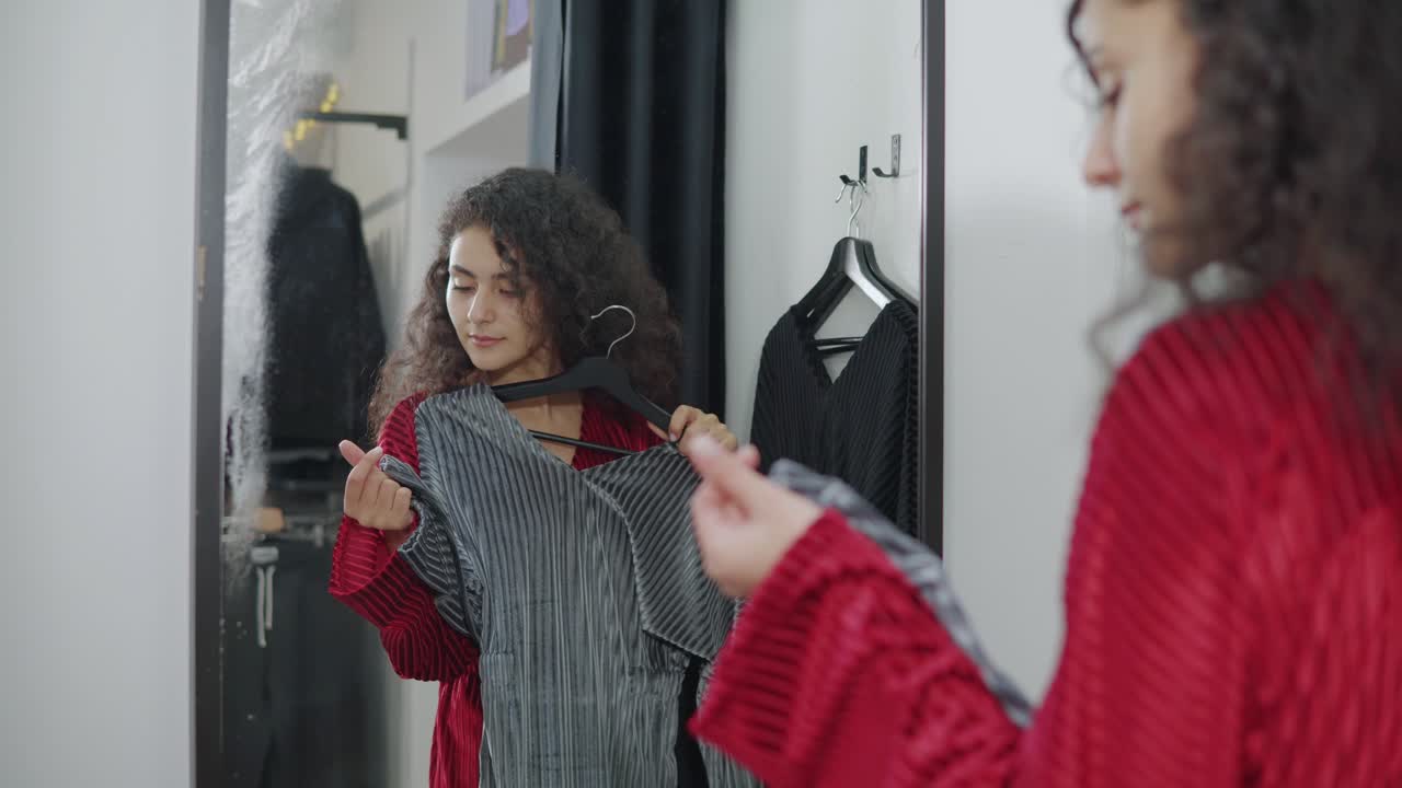 donna che prova i vestiti in un camerino