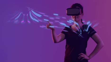 animación de rastros de luz brillante de transferencia de datos y mujer asiática en auriculares vr.