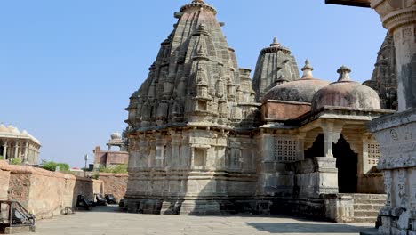 Antike-Tempelkuppel,-Einzigartige-Architektur-Mit-Strahlend-Blauem-Himmel-Am-Morgen.-Das-Video-Wurde-In-Der-Kumbhal-Festung-Kumbhalgarh-In-Rajasthan,-Indien,-Aufgenommen