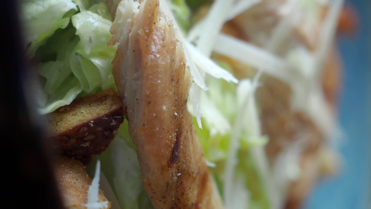 ensalada de pollo césar