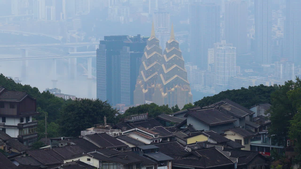 Estruturas douradas proeminentes, em estilo de pagoda, do Sheraton Chongqing Hotel, vistas da Huangjueya Old Street, na China. Foto aérea