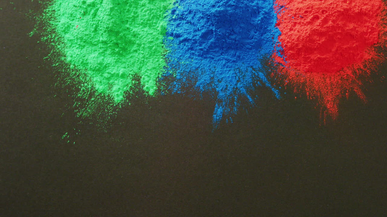 검은색 배경에 복사 공간이 있는 다채로운 파우더의 비디오