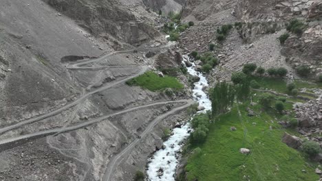 Revela-Una-Toma-De-Un-Dron-Del-Lago-Cerca-De-La-Cascada-Mantoka-Con-Un-Hermoso-Paisaje-Y-Caminos-Tallados-A-Través-De-La-Montaña