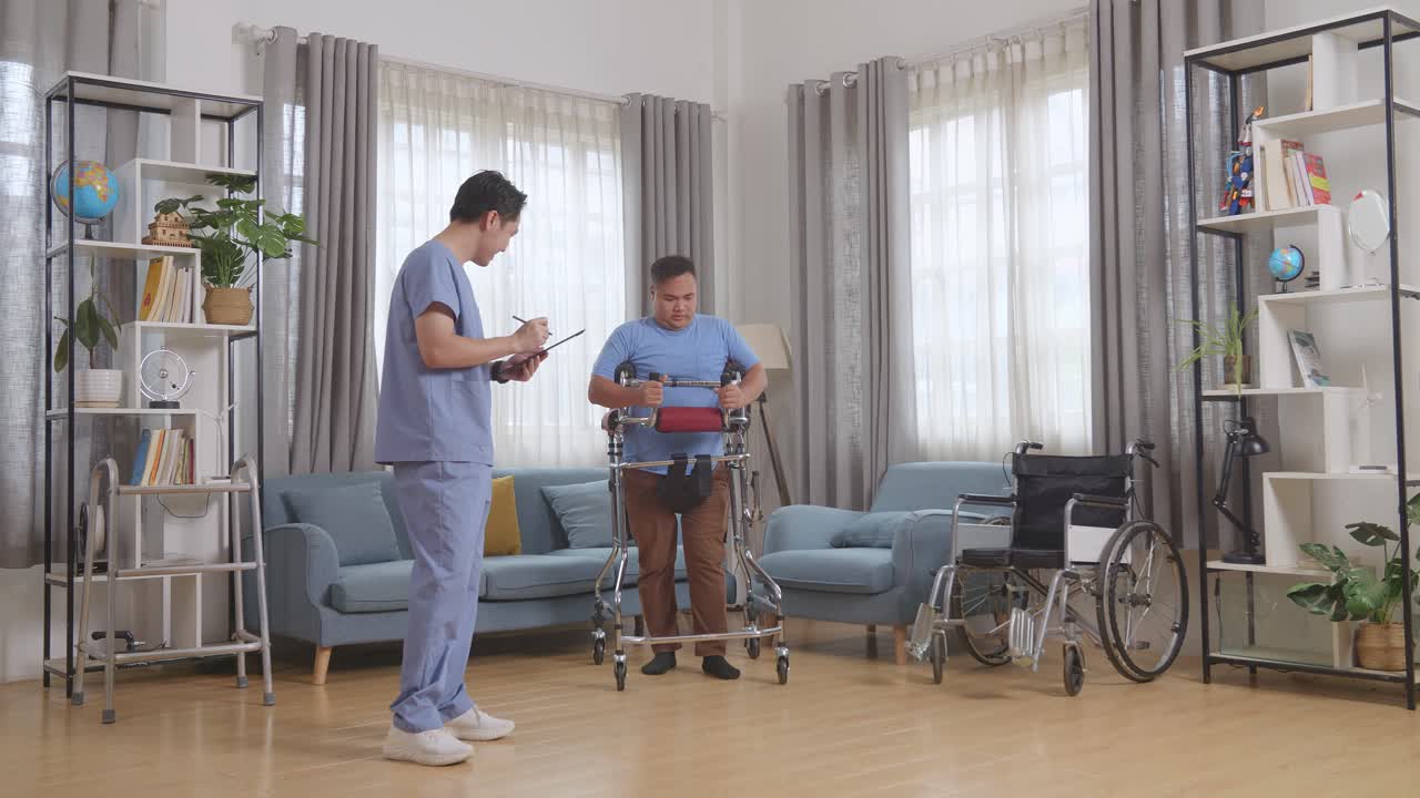 아시안 남성 간호사의 몸이 가득 차 있으며, 러를 사용하는 환자에게 손으로 제스처를 하고, 집에서 물리 치료를 하는 동안 태블릿으로 보고 녹음하고 있습니다.