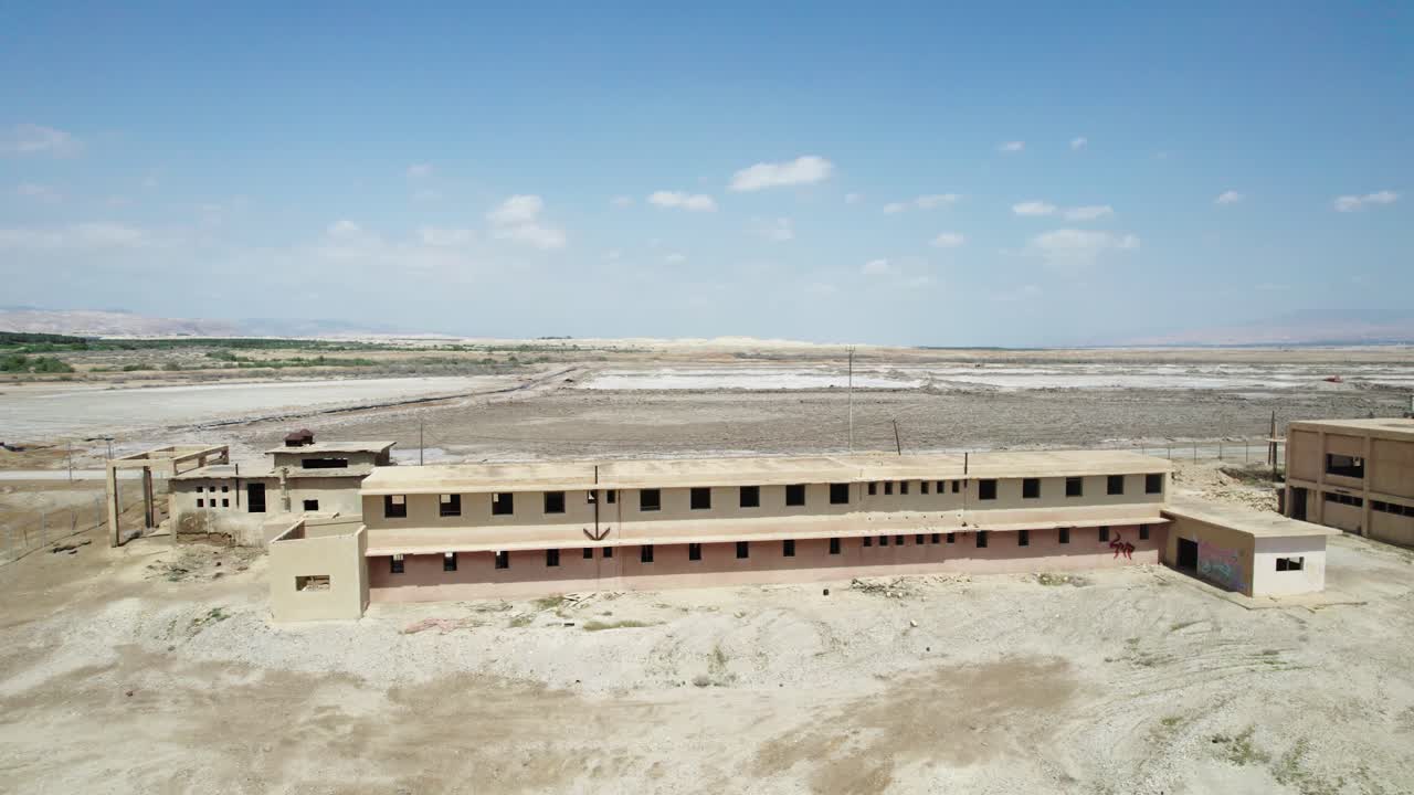 죽은 바다에 있는 버려진 호텔 - 이스라엘