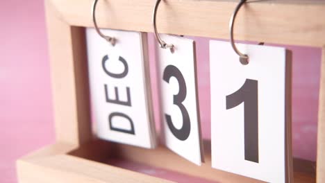 31 de diciembre: la cuenta atrás de la víspera de año nuevo en el calendario de madera