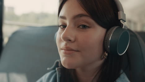 Cara-De-Niña-Soñadora-Escuchando-Música-Con-Auriculares-En-Primer-Plano.-Colegiala-Sonriendo.