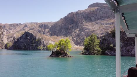 Turistas-Admirando-El-Paisaje-Natural-Desde-Un-Barco-En-El-Cañón-Verde-Cerca-De-Manavgat-En-Antalya,-Turquía